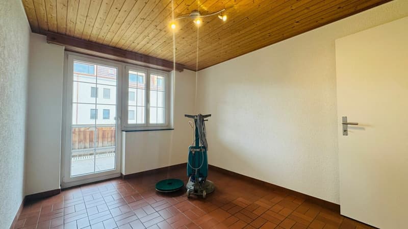 Appartement rénové de 5,5 pièces au 1er étage d'une maison de 2 familles bien entretenue avec balcon, parking et usage de jardin (6)