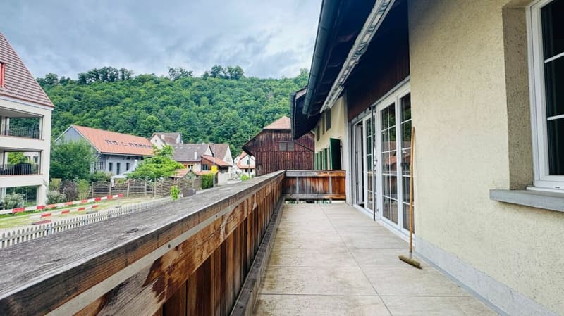 Appartement rénové de 5,5 pièces au 1er étage d'une maison de 2 familles bien entretenue avec balcon, parking et usage de jardin (15)