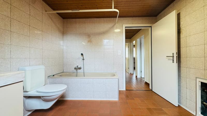 Appartement rénové de 5,5 pièces au 1er étage d'une maison de 2 familles bien entretenue avec balcon, parking et usage de jardin (11)