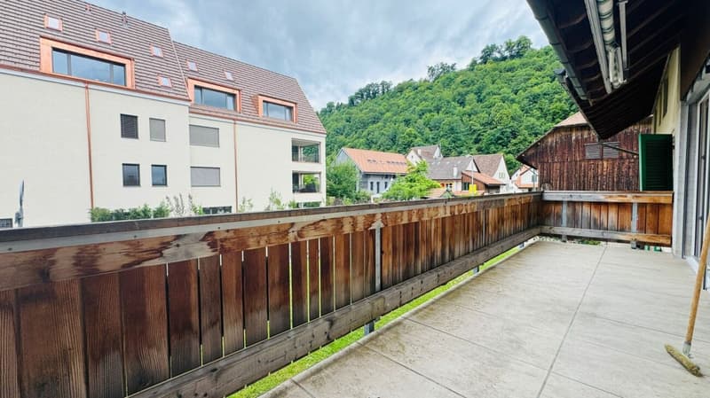 Appartement rénové de 5,5 pièces au 1er étage d'une maison de 2 familles bien entretenue avec balcon, parking et usage de jardin (16)