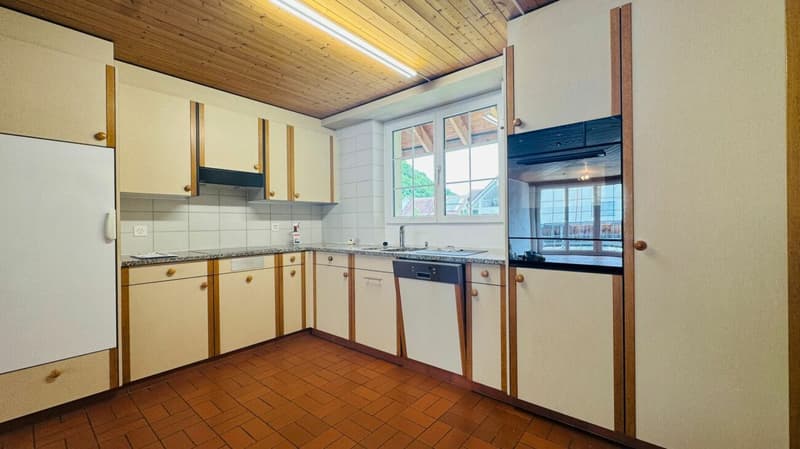 Appartement rénové de 5,5 pièces au 1er étage d'une maison de 2 familles bien entretenue avec balcon, parking et usage de jardin (5)