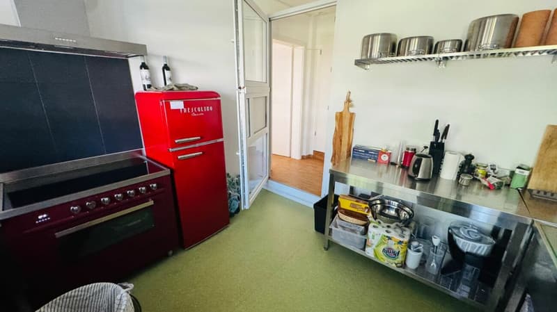 Gut sichtbare Gewerbefläche in Liestal mit Küche, Keller und Parkplatz (2)
