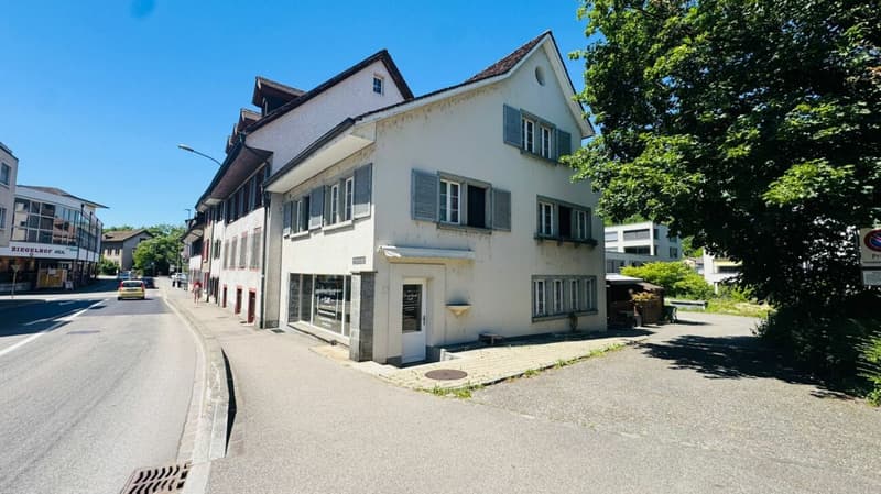 Gut sichtbare Gewerbefläche in Liestal mit Küche, Keller und Parkplatz (1)