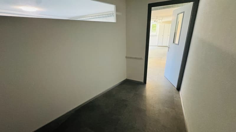 Top commercial space on the ground floor with visitor parking and bus stop in front of the door (10)