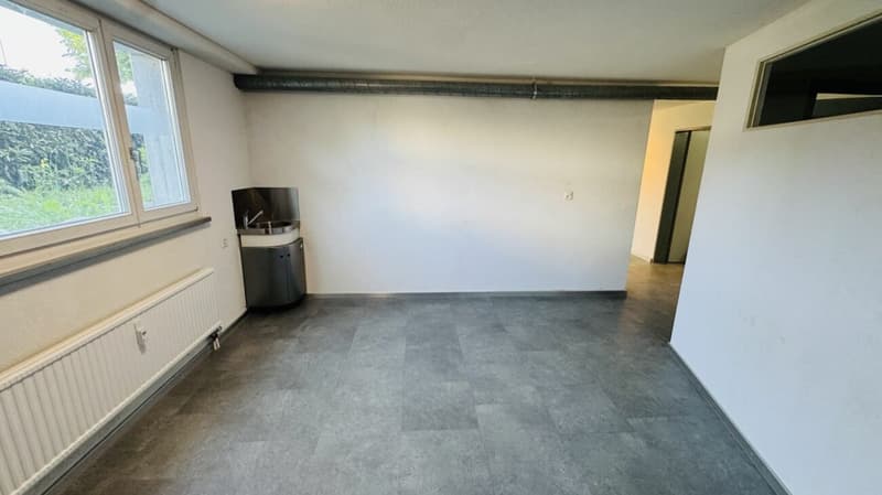 Top commercial space on the ground floor with visitor parking and bus stop in front of the door (9)