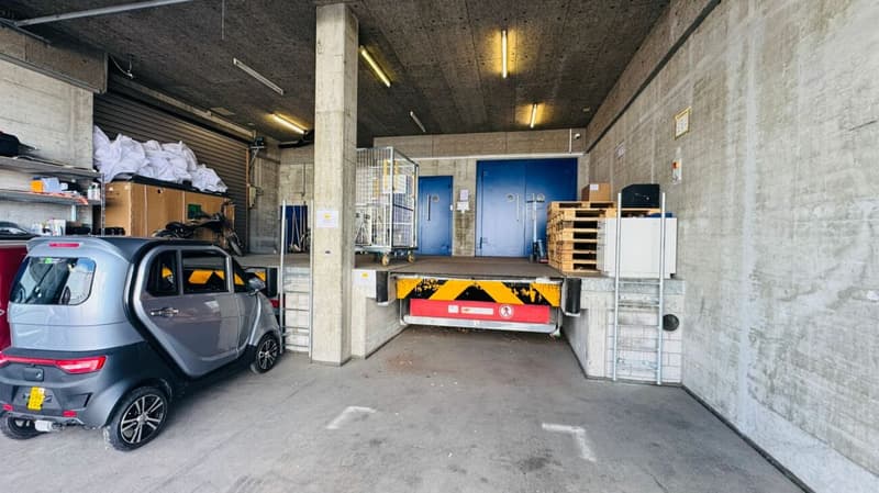 Ampio spazio commerciale al piano terra con rampa, 3 locali e parcheggi - disponibile immediatamente (5)