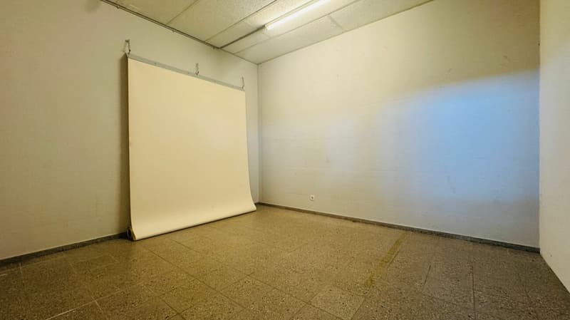 Ampio spazio commerciale al piano terra con rampa, 3 locali e parcheggi - disponibile immediatamente (3)