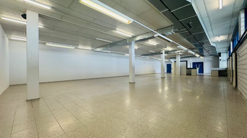 Ampio spazio commerciale al piano terra con rampa, 3 locali e parcheggi - disponibile immediatamente (1)
