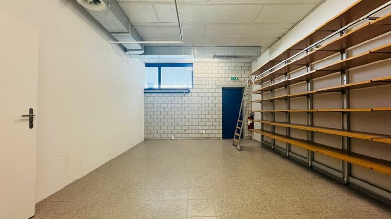 Ampio spazio commerciale al piano terra con rampa, 3 locali e parcheggi - disponibile immediatamente (4)