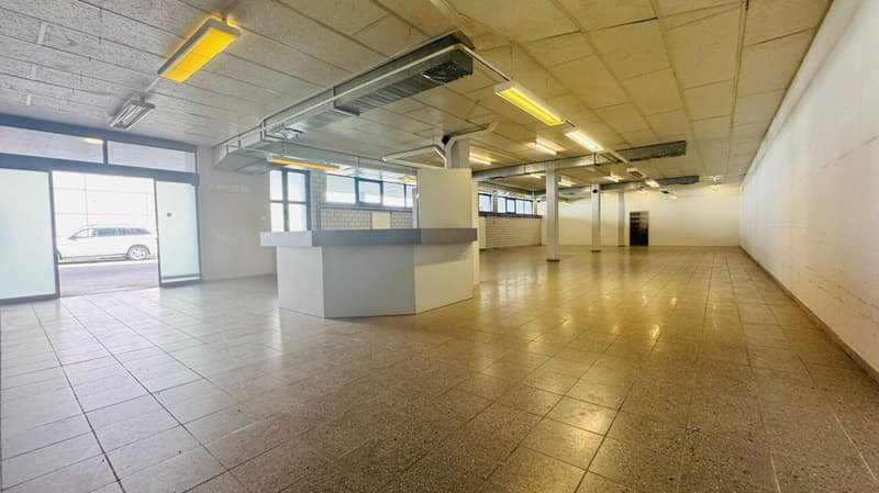 Ampio spazio commerciale al piano terra con rampa, 3 locali e parcheggi - disponibile immediatamente (2)
