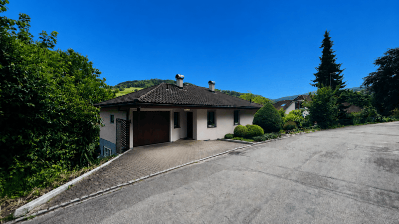 Freistehendes 5-Zimmer-EFH mit Garage, Vorplatz, Balkon, Garten und schöner Aussicht (1)