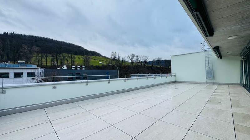 grosszügige Terrasse mit Weitsicht