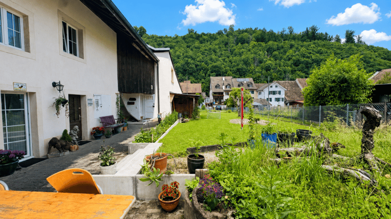 Appartement rénové de 5,5 pièces au 1er étage d'une maison de 2 familles bien entretenue avec balcon, parking et usage de jardin (3)