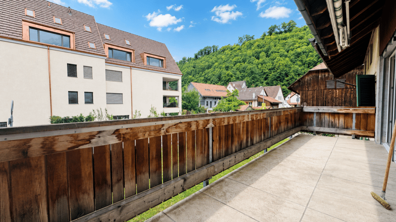 Appartement rénové de 5,5 pièces au 1er étage d'une maison de 2 familles bien entretenue avec balcon, parking et usage de jardin (4)