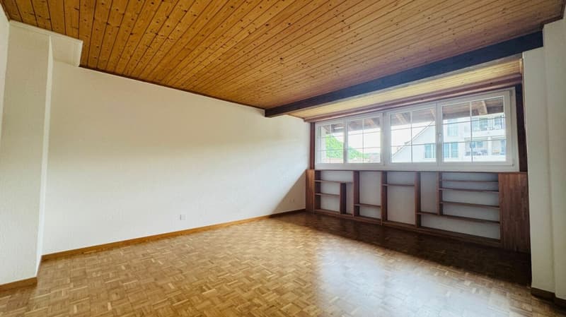 Appartement rénové de 5,5 pièces au 1er étage d'une maison de 2 familles bien entretenue avec balcon, parking et usage de jardin (11)