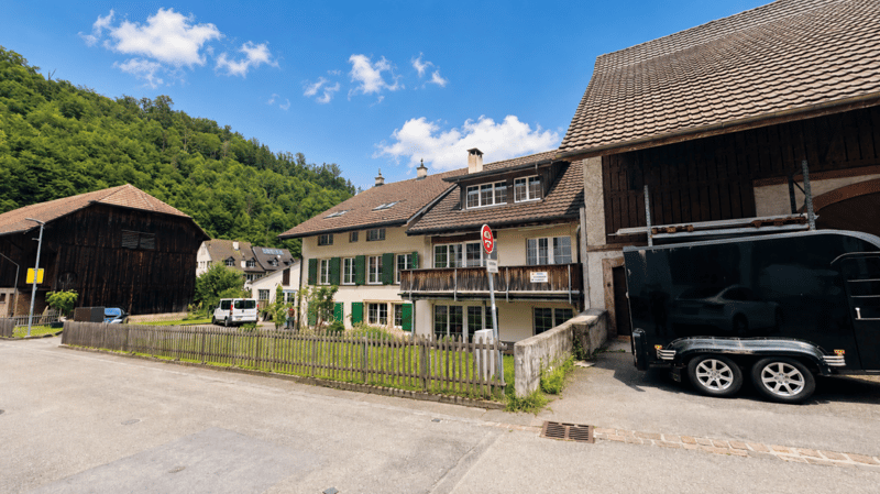 Appartement rénové de 5,5 pièces au 1er étage d'une maison de 2 familles bien entretenue avec balcon, parking et usage de jardin (6)