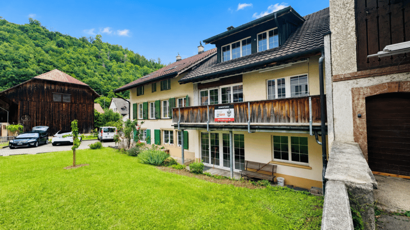 Appartement rénové de 5,5 pièces au 1er étage d'une maison de 2 familles bien entretenue avec balcon, parking et usage de jardin (1)