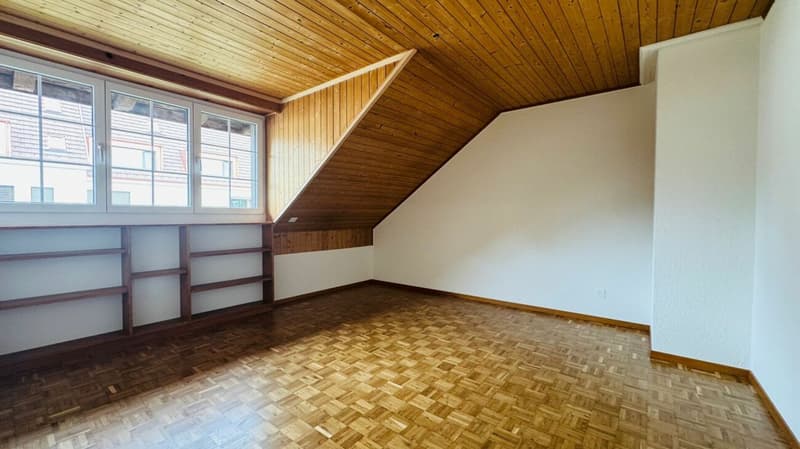 Appartement rénové de 5,5 pièces au 1er étage d'une maison de 2 familles bien entretenue avec balcon, parking et usage de jardin (18)