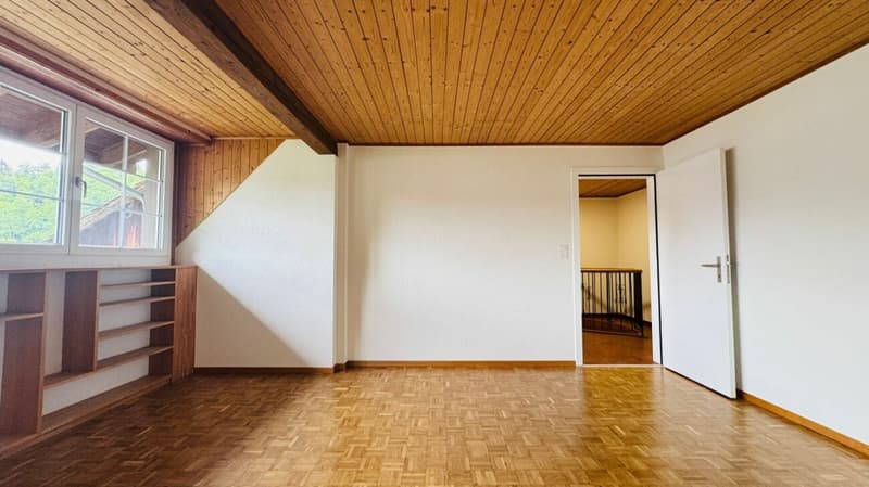 Appartement rénové de 5,5 pièces au 1er étage d'une maison de 2 familles bien entretenue avec balcon, parking et usage de jardin (12)