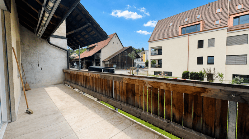 Appartement rénové de 5,5 pièces au 1er étage d'une maison de 2 familles bien entretenue avec balcon, parking et usage de jardin (5)