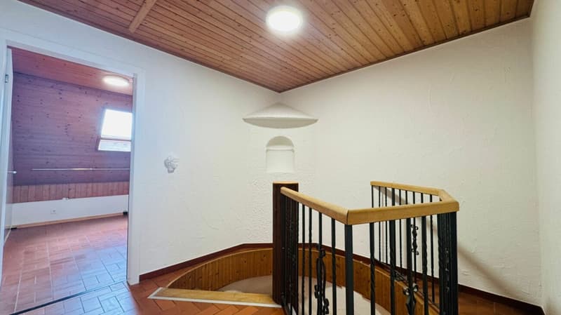 Appartement rénové de 5,5 pièces au 1er étage d'une maison de 2 familles bien entretenue avec balcon, parking et usage de jardin (13)