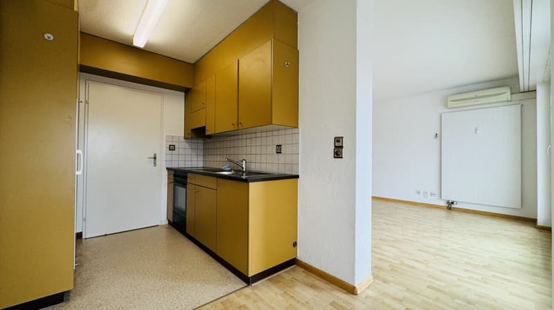 Appartamento accogliente di 3,5 locali con balcone, ascensore, cantina e circa 80 m² di spazio abitativo (5)