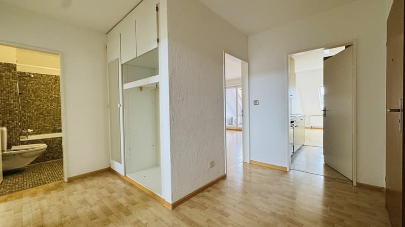 Appartamento accogliente di 3,5 locali con balcone, ascensore, cantina e circa 80 m² di spazio abitativo (2)