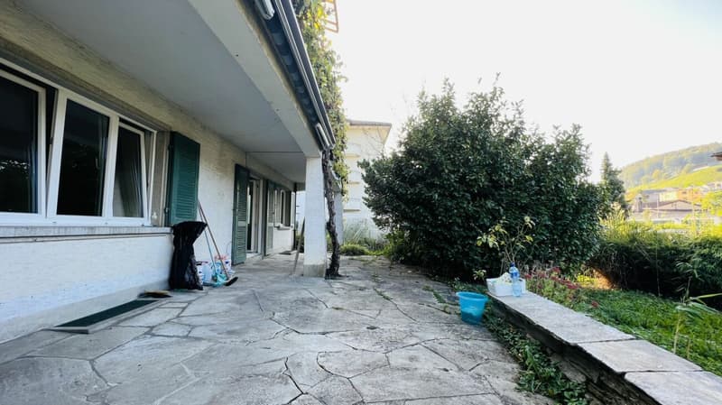 Charmant appartement de jardin 3.5 pièces avec rénovations, espace de séjour et beau jardin (11)