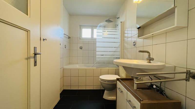 Charmant appartement de jardin 3.5 pièces avec rénovations, espace de séjour et beau jardin (7)