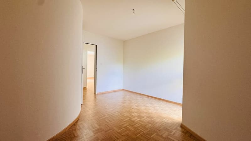 Schöne 3.5-Zimmer-Wohnung mit neuer Küche, neuem Bad, kleinem Balkon und Kellerabteil (5)
