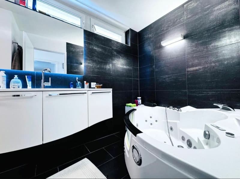 Badezimmer mit Badewanne und Dusche im 1. OG