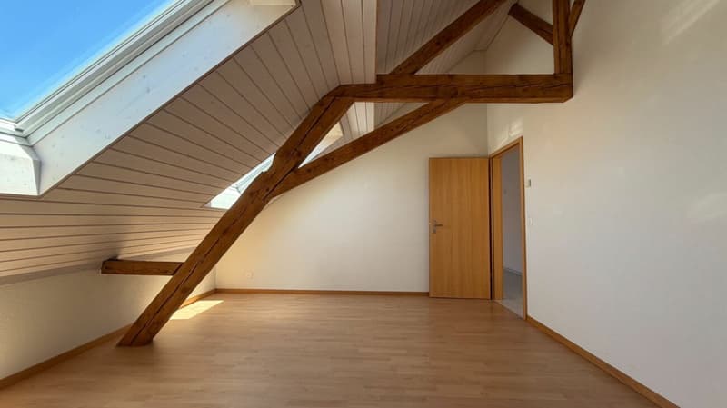 Appartamento mansardato di 4,5 locali luminoso con balcone e parcheggio (8)