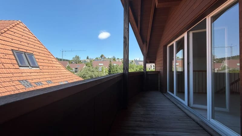 Appartamento mansardato di 4,5 locali luminoso con balcone e parcheggio (11)