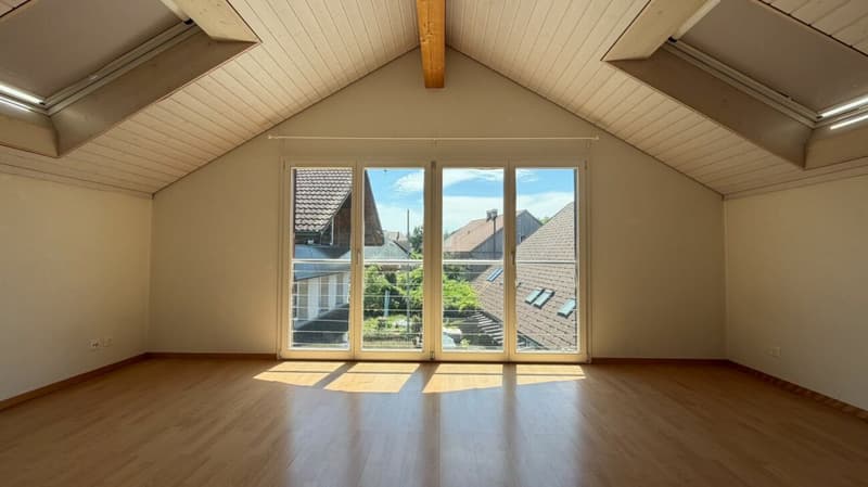 Appartamento mansardato di 4,5 locali luminoso con balcone e parcheggio (2)