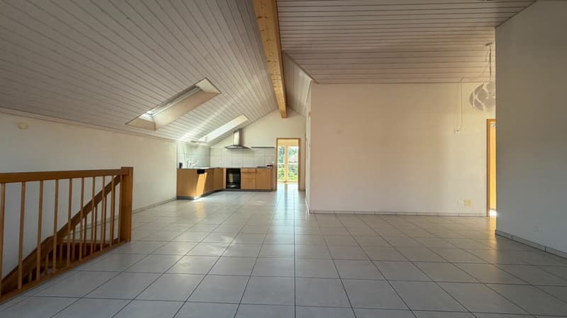 Appartamento mansardato di 4,5 locali luminoso con balcone e parcheggio (3)