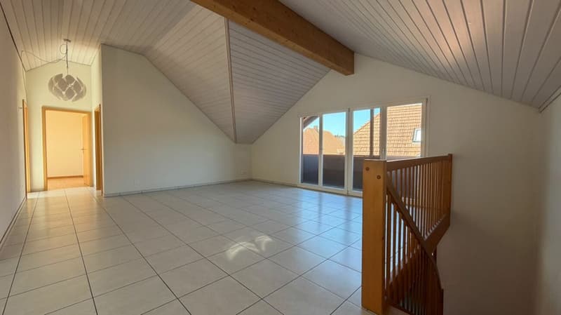 Appartamento mansardato di 4,5 locali luminoso con balcone e parcheggio (5)