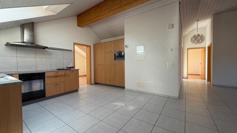 Appartamento mansardato di 4,5 locali luminoso con balcone e parcheggio (4)