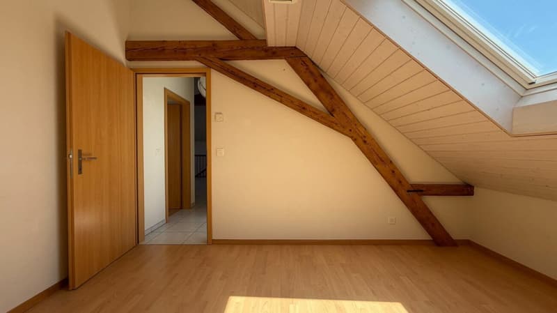 Appartamento mansardato di 4,5 locali luminoso con balcone e parcheggio (7)