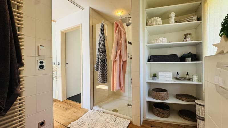 6.5-Zimmer-Architektenhaus mit Pool, Garagenbox, 3 Parkplätzen und Weitsicht (13)
