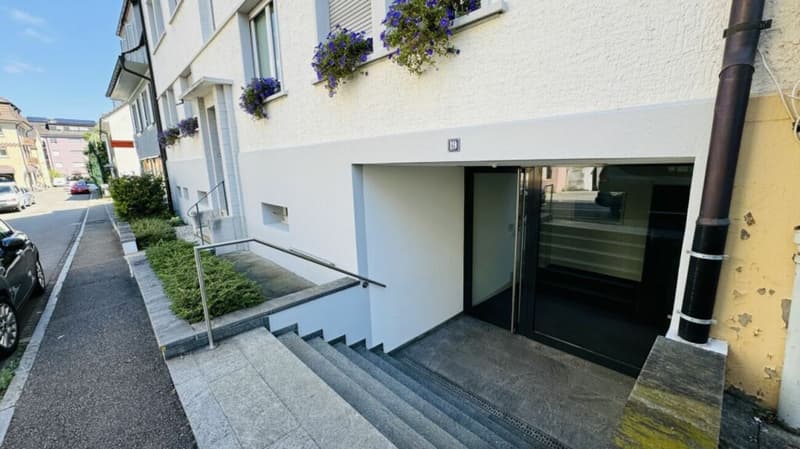 Gepflegte 3.5-Zimmerwohnung in Binningen mit Lift, 12 m² Balkon und eigenem Waschturm (1)