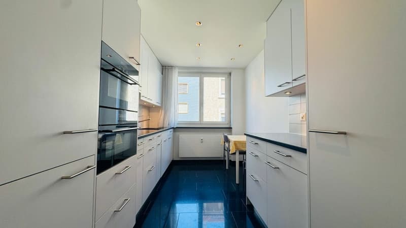 Gepflegte 3.5-Zimmerwohnung in Binningen mit Lift, 12 m² Balkon und eigenem Waschturm (4)