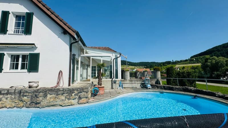 Freistehendes 4.5-Zimmer-Einfamilienhaus mit Pool, Sauna, Wintergarten, Doppelgarage & Aussicht (1)