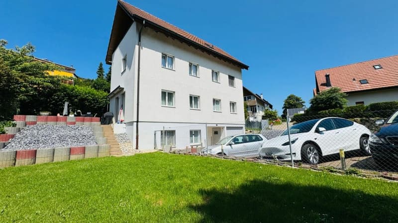 Grosszügiges 5.5-Zimmer-Haus mit Garage, 4 Aussenparkplätzen und Dachterrasse (1)