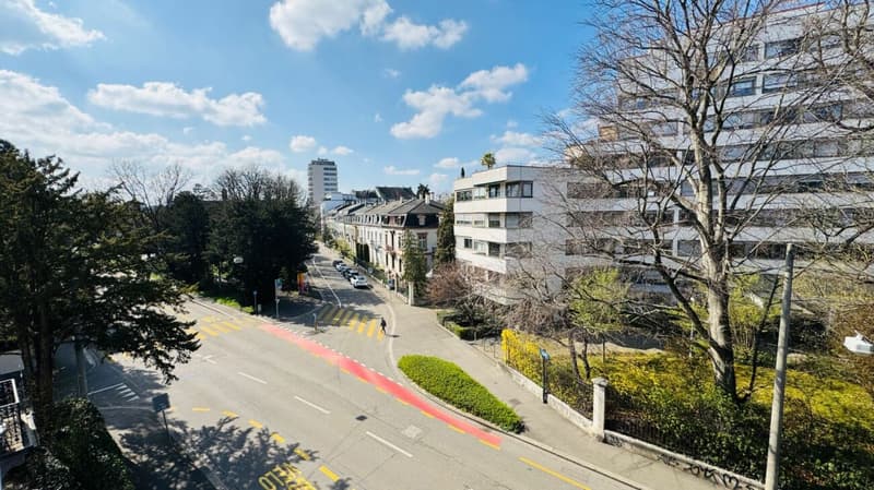 Komplett sanierte 4.5-Zimmerwohnung mit 2 Bädern, 2 Balkonen und 1 Tiefgaragenplatz (2)