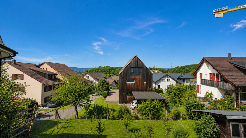 Pflegeleichtes Zweifamilienhaus mit 2 Wohneinheiten, Garage und 4-5 Parkplätzen in Ramlinsburg (2)