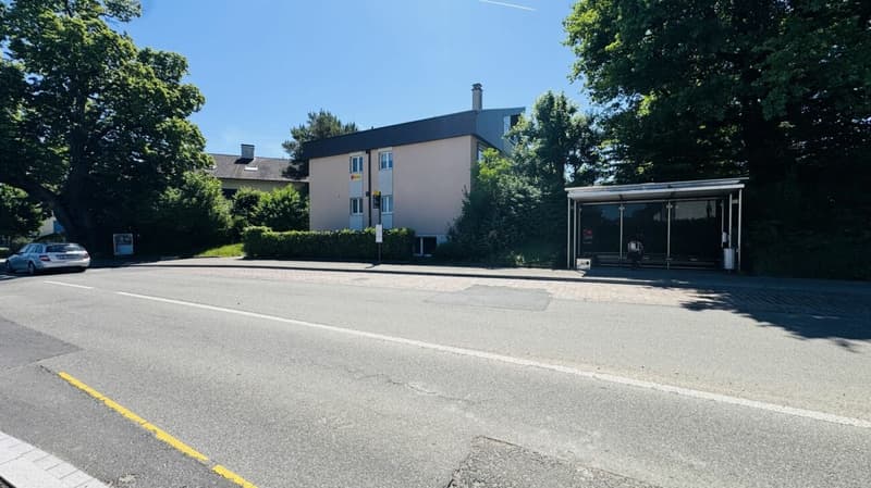Top Gewerbefläche im EG mit Besucher-PP & Bus vor der Tür (2)