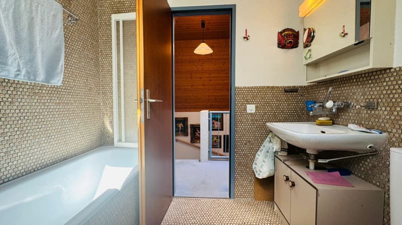 Badezimmer mit Badewanne 1. OG