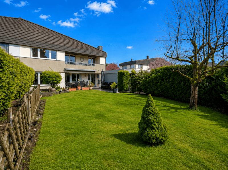 5½-Zimmer-Doppelhaushälfte mit sonnigem Garten an begehrter Wohnlage (1)