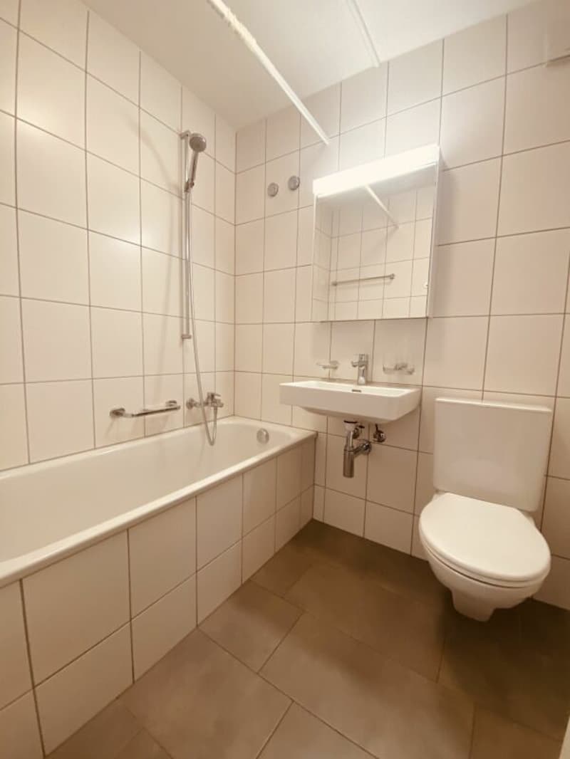 W-2043, 4.OG -Rechts, Modernisierte 2.5-Zimmerwohnung mit Balkon & Keller im 4. OG mit Lift (7)