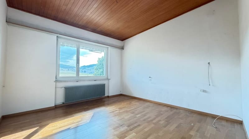 Freistehendes 5.5-Zimmer-EFH mit 1'039 m² Grundstück, Garagenbox, Garten, Sitzplatz, Balkon und viel Potenzial (8)